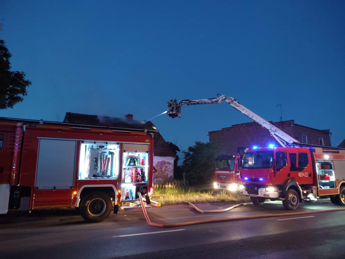 Pożar niezamieszkałego domu w Kiełczewie [ZDJĘCIA]