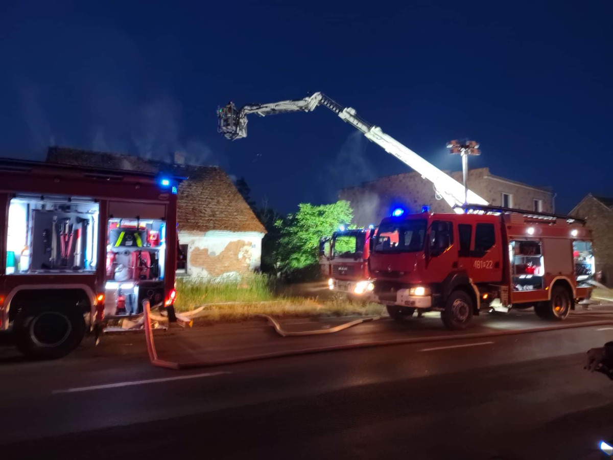 Pożar niezamieszkałego domu w Kiełczewie [ZDJĘCIA]