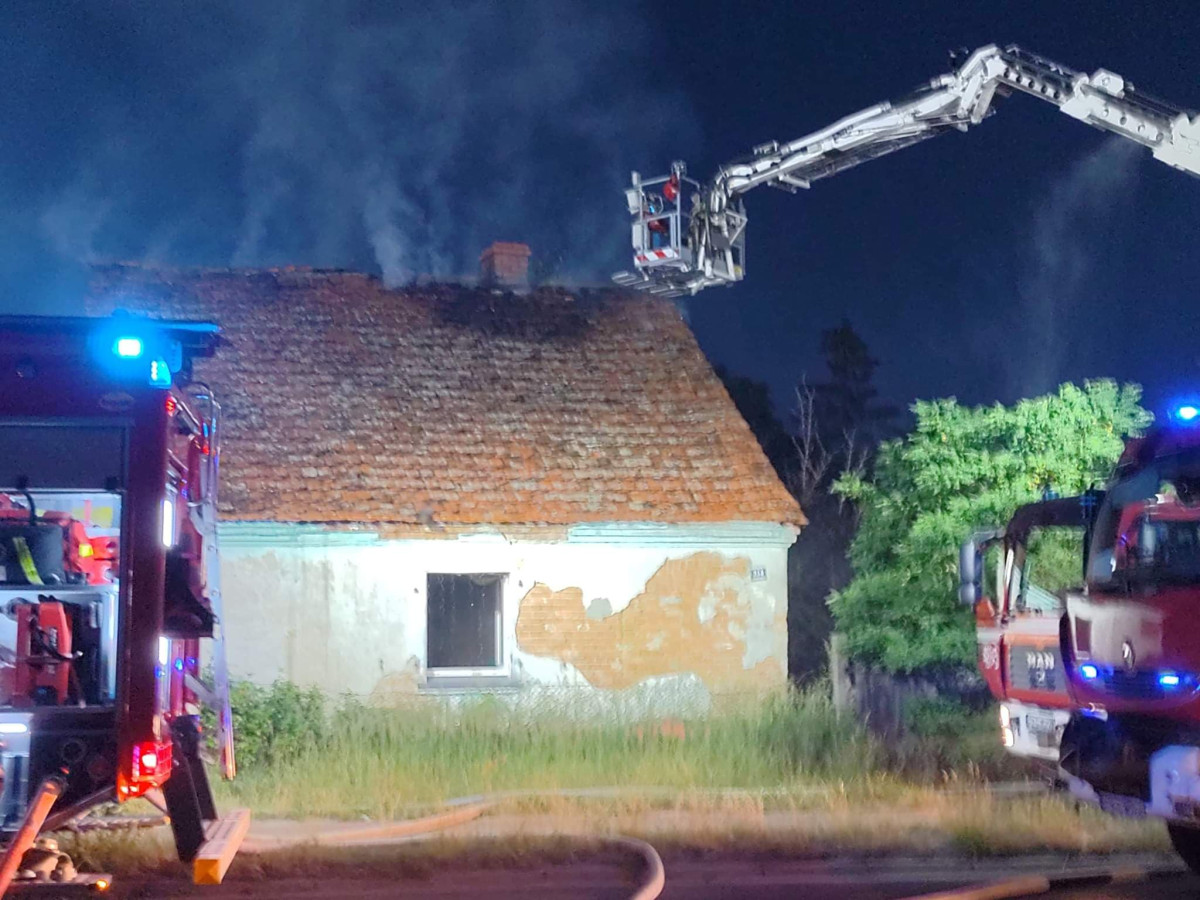 Pożar niezamieszkałego domu w Kiełczewie [ZDJĘCIA]