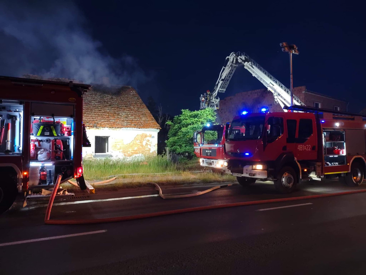 Pożar niezamieszkałego domu w Kiełczewie [ZDJĘCIA]