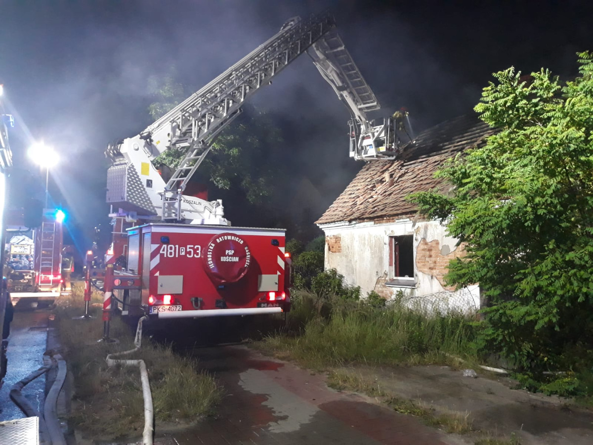 Pożar niezamieszkałego domu w Kiełczewie [ZDJĘCIA]