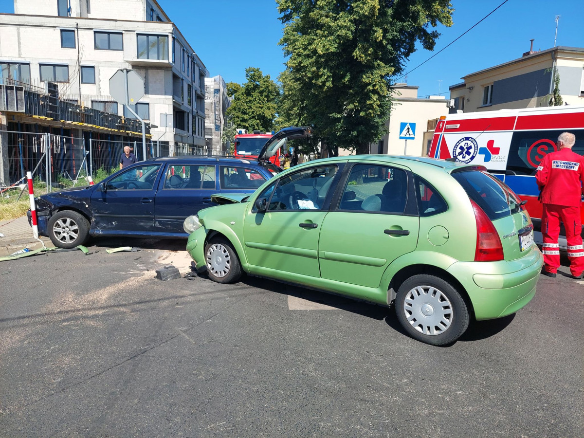 Zderzenie na Mickiewicza. Trzy osoby trafiły do szpitala [ZDJĘCIA]