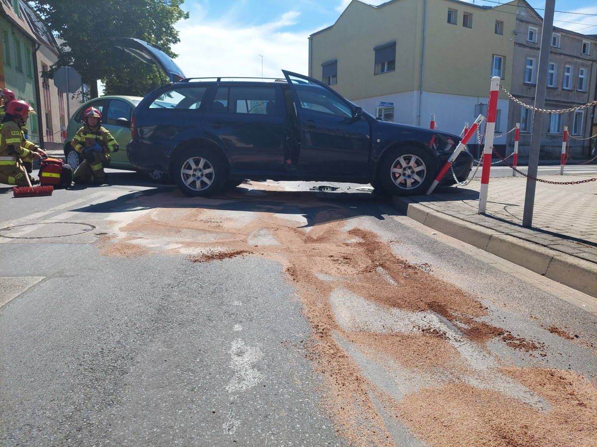 Zderzenie na Mickiewicza. Trzy osoby trafiły do szpitala [ZDJĘCIA]