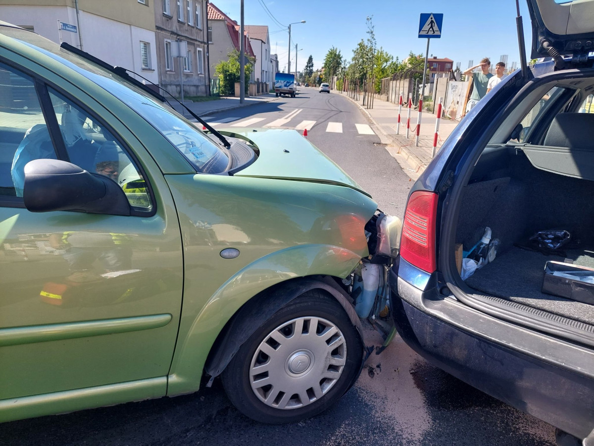 Zderzenie na Mickiewicza. Trzy osoby trafiły do szpitala [ZDJĘCIA]