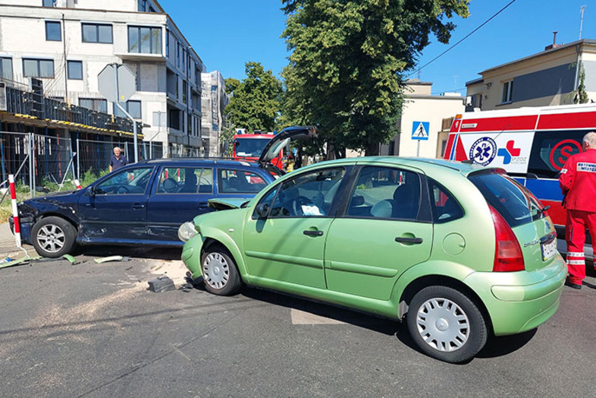 Zderzenie na Mickiewicza. Trzy osoby trafiły do szpitala [ZDJĘCIA]