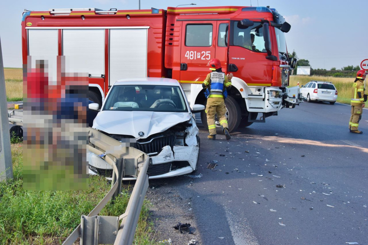 Zderzenie dwóch samochodów na wyjeździe z Kościana [ZDJĘCIA]