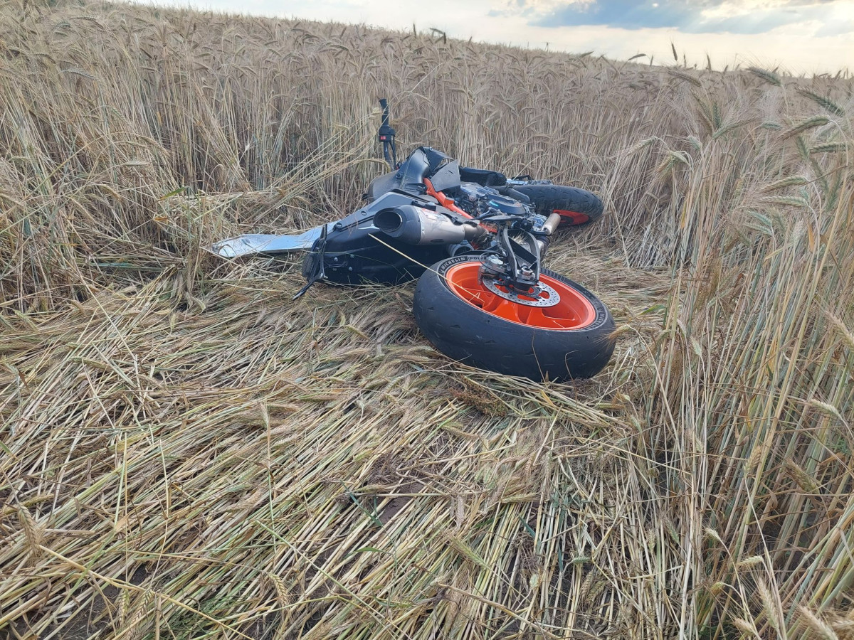 Ciągnik zderzył się z motocyklistą [ZDJĘCIA]