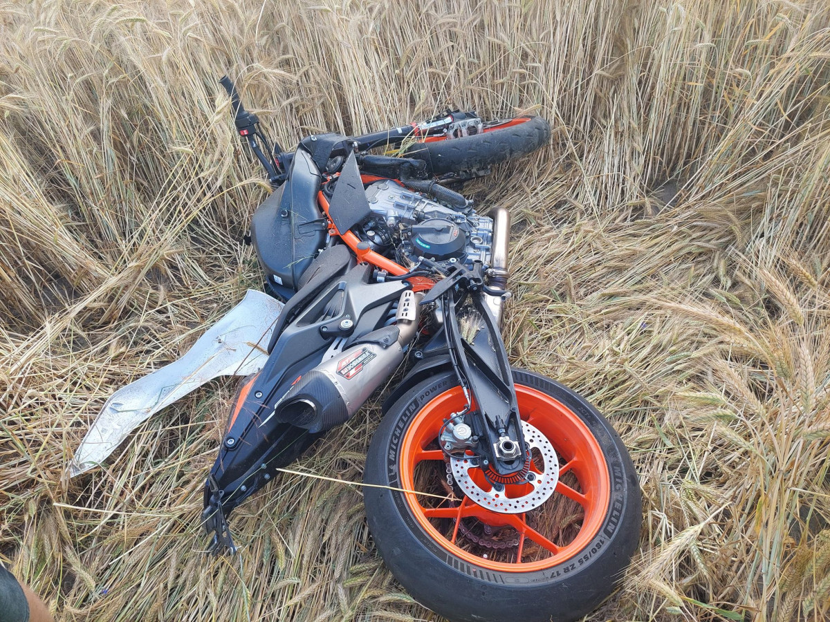 Ciągnik zderzył się z motocyklistą [ZDJĘCIA]