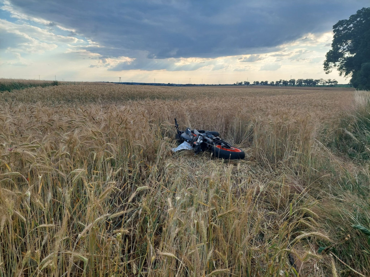 Ciągnik zderzył się z motocyklistą [ZDJĘCIA]
