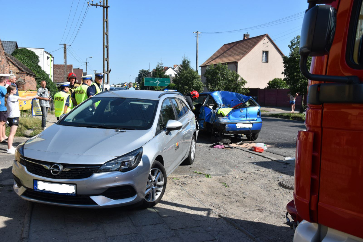 Ciężarowka uderzyła w zaparkowane auta w Kiełczewie [ZDJĘCIA]
