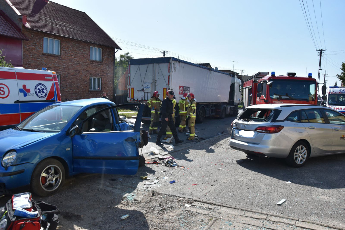 Ciężarowka uderzyła w zaparkowane auta w Kiełczewie [ZDJĘCIA]