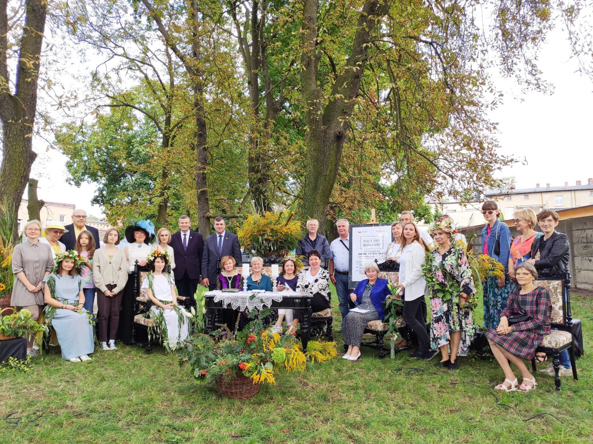 Narodowe Czytanie w parku KOK [ZDJĘCIA]