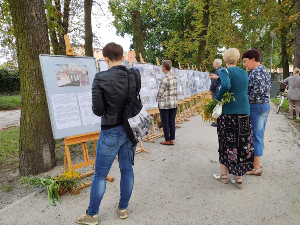 Narodowe Czytanie w parku KOK [ZDJĘCIA]
