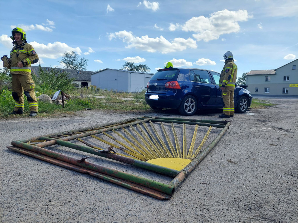 Wjechała w bramę na prywatnej posesji [ZDJĘCIA]