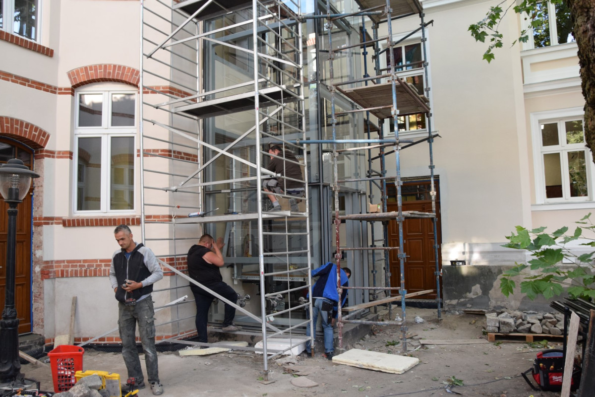 Montują windę przy urzędzie [ZDJĘCIA]