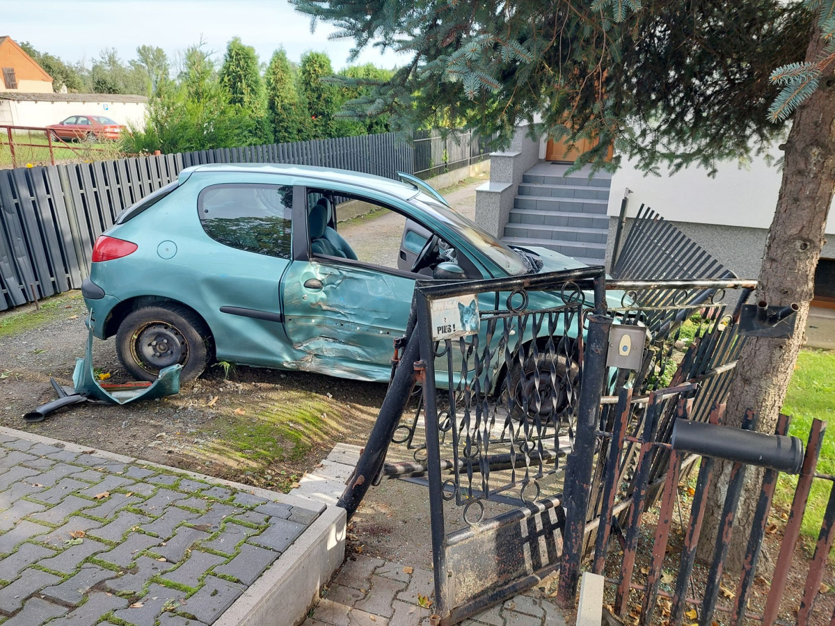 Uderzył w bramę i wjechał na posesję [ZDJĘCIA]