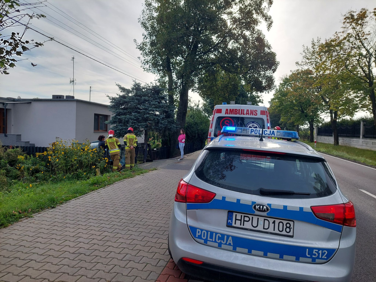 Uderzył w bramę i wjechał na posesję [ZDJĘCIA]
