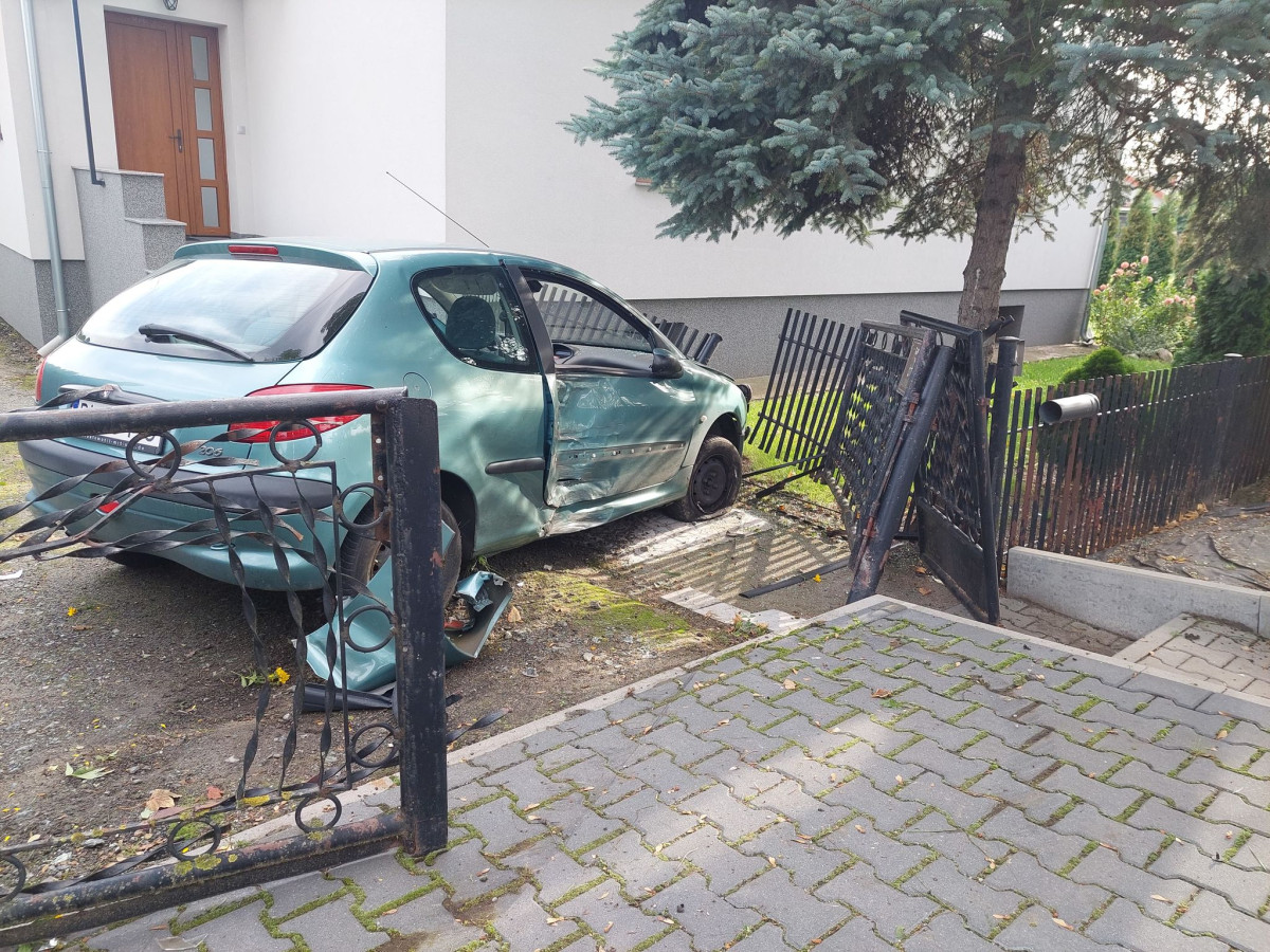Uderzył w bramę i wjechał na posesję [ZDJĘCIA]