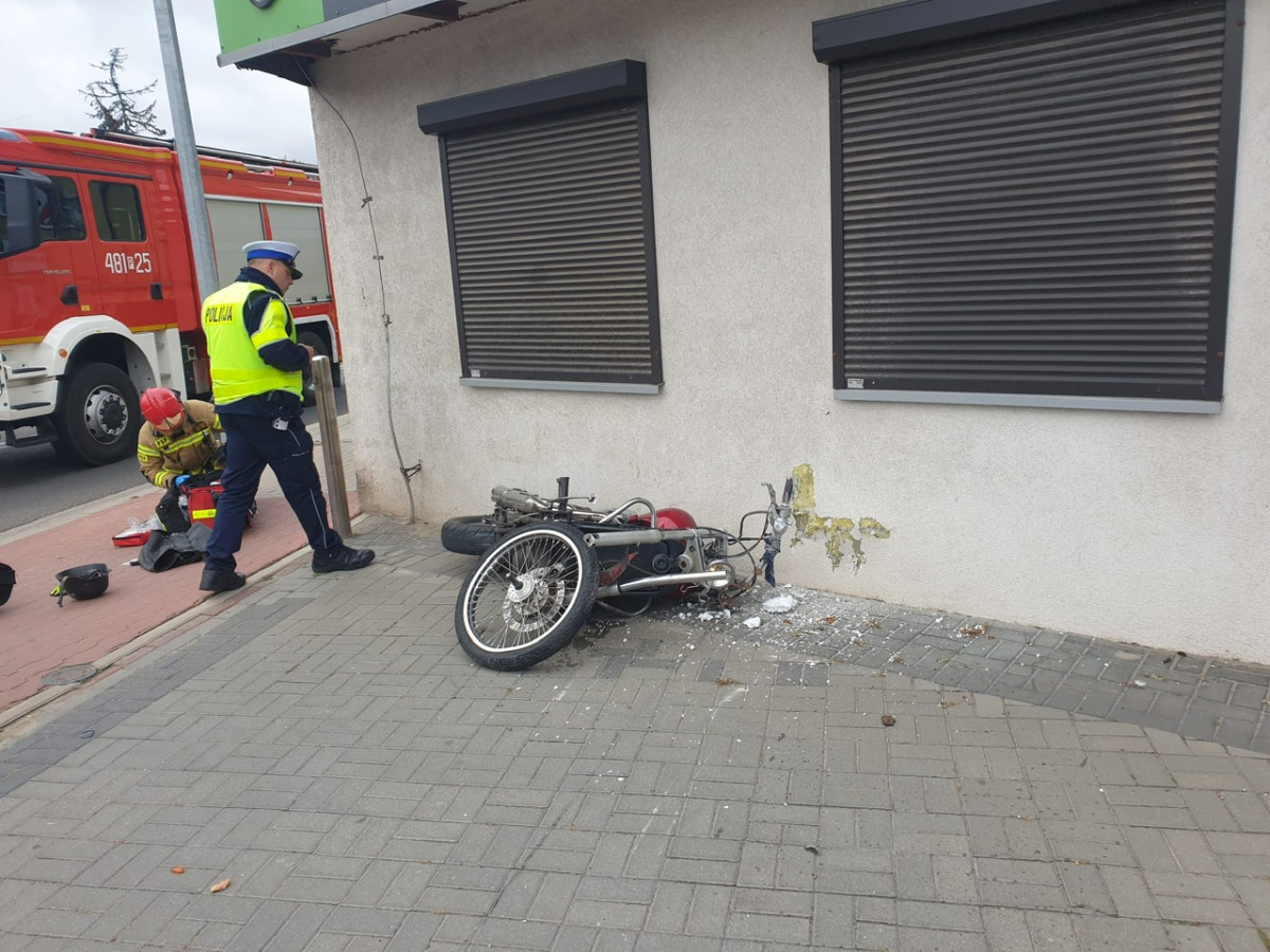 Motocyklista uderzył w budynek na Młyńskiej [ZDJĘCIA]