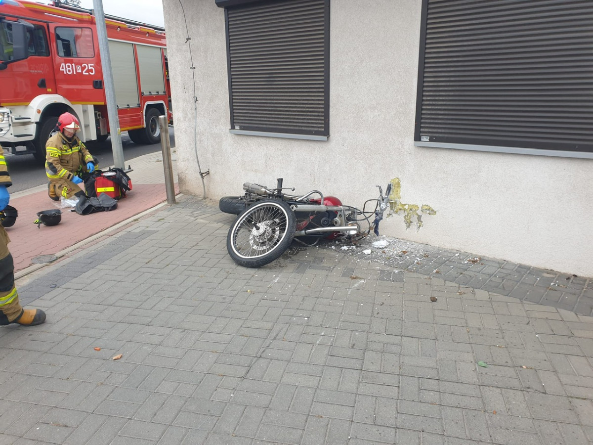 Motocyklista uderzył w budynek na Młyńskiej [ZDJĘCIA]