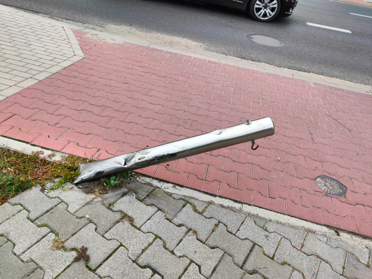 Motocyklista uderzył w budynek na Młyńskiej [ZDJĘCIA]