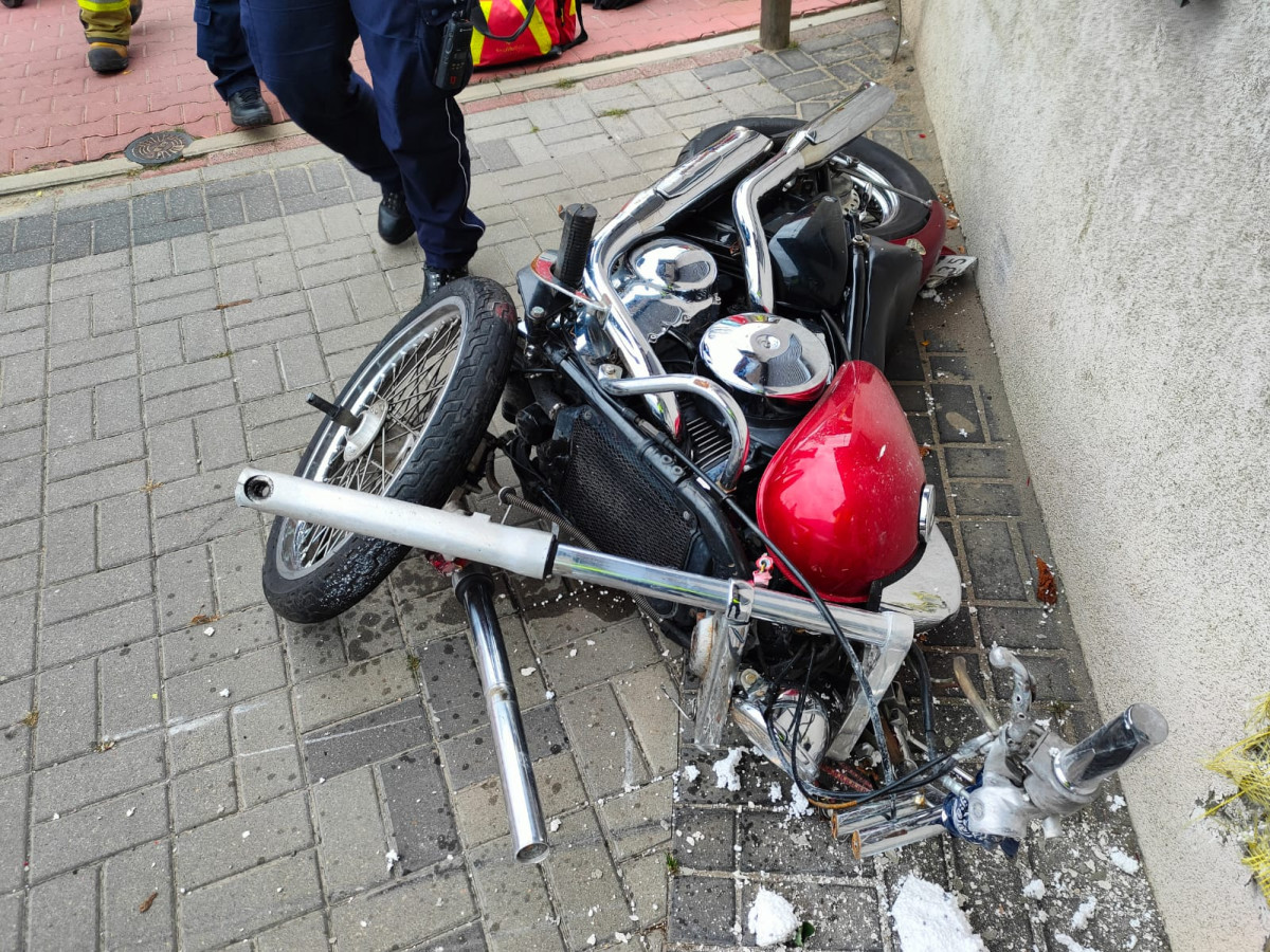 Motocyklista uderzył w budynek na Młyńskiej [ZDJĘCIA]