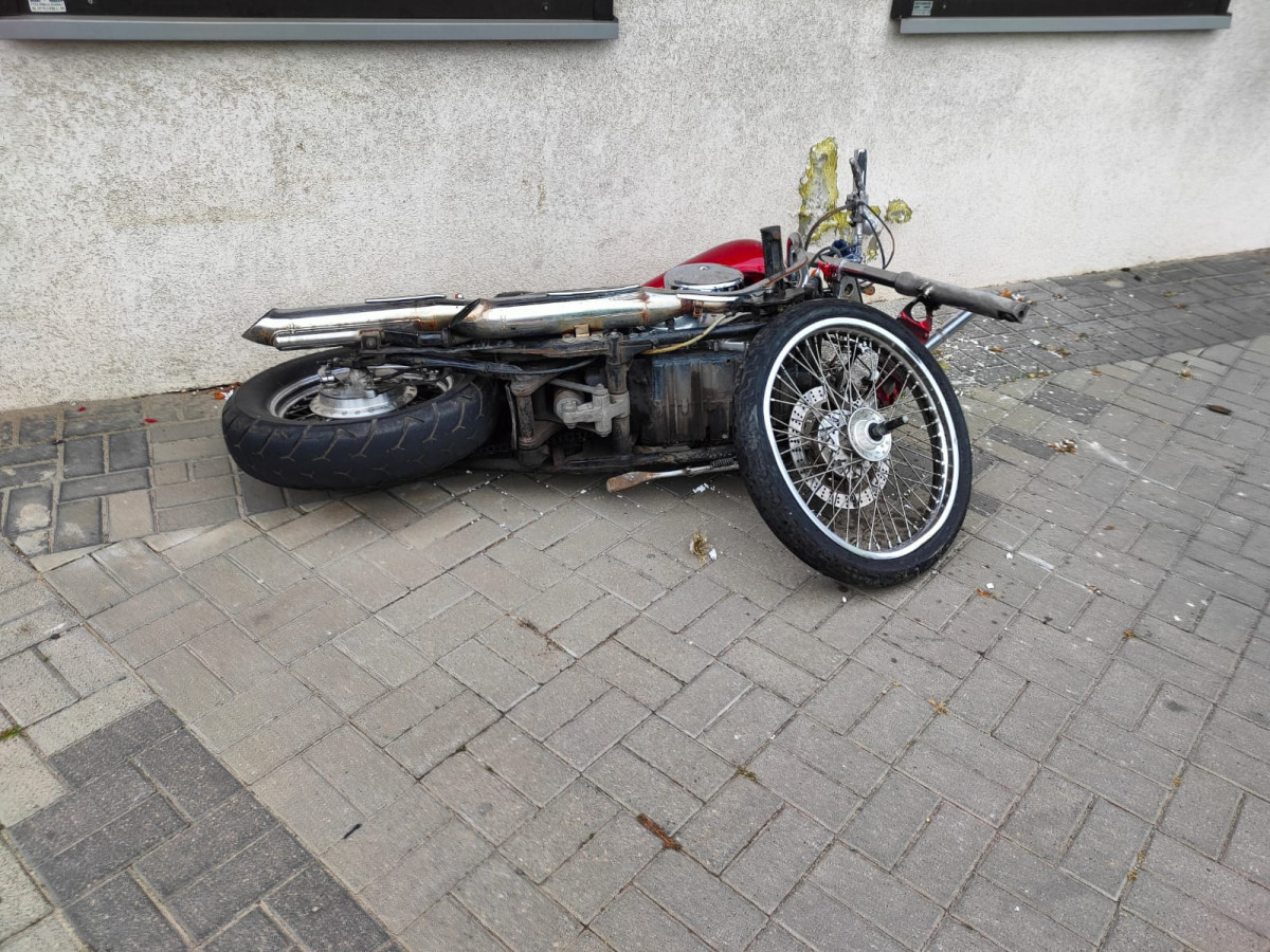 Motocyklista uderzył w budynek na Młyńskiej [ZDJĘCIA]