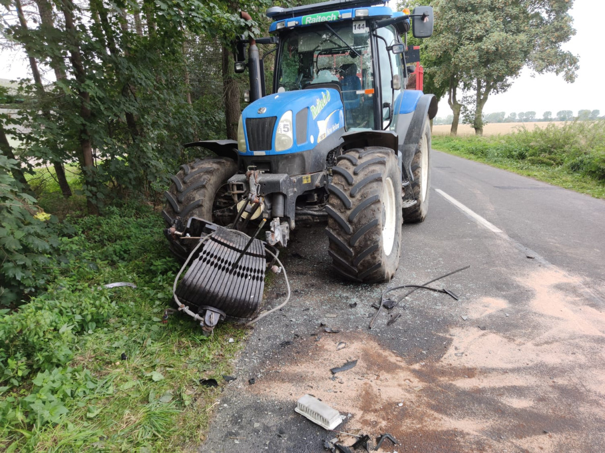 Zderzenie osobówki z traktorem [ZDJĘCIA]