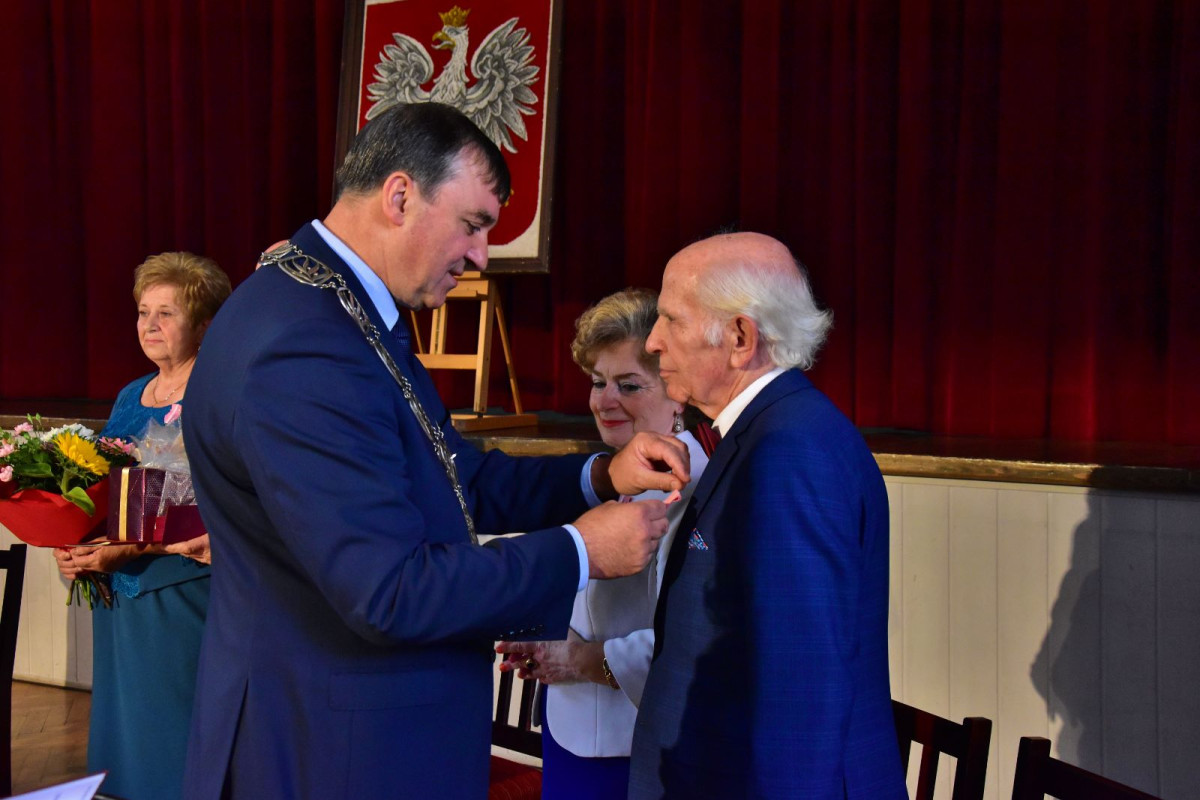 Burmistrz wręczył medale parom małżeńskim [ZDJĘCIA]