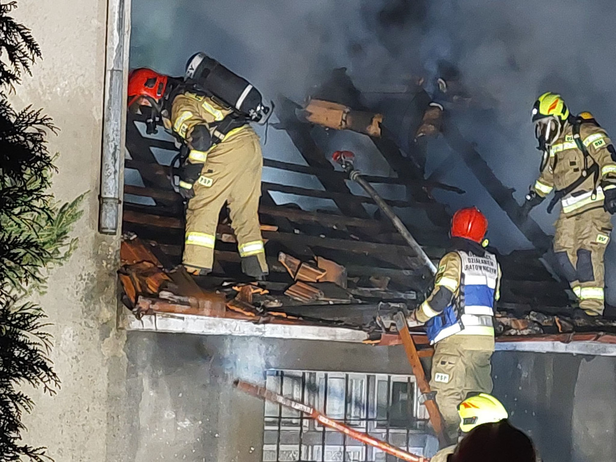 Palił się budynek gospodarczy w Krzywiniu [ZDJĘCIA]