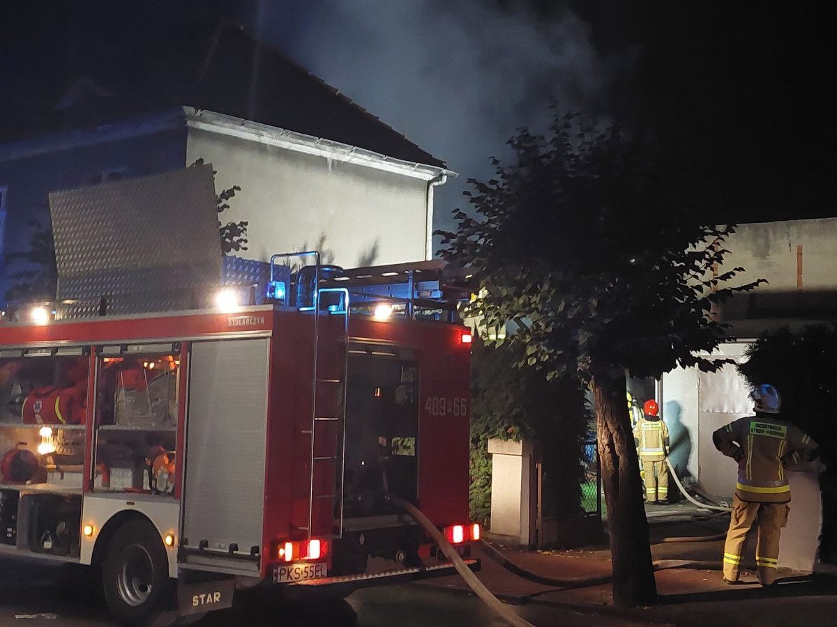 Palił się budynek gospodarczy w Krzywiniu [ZDJĘCIA]