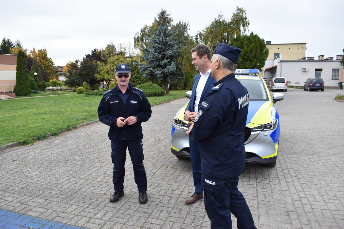 Nowy policyjny radiowóz w Krzywiniu