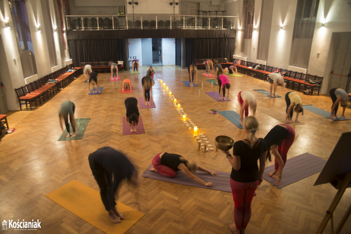 Joga w KOK. 108 Powitań Słońca [ZDJĘCIA]