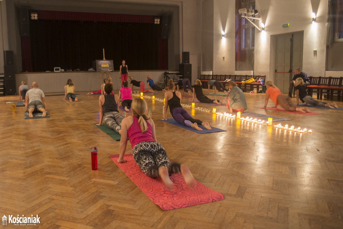Joga w KOK. 108 Powitań Słońca [ZDJĘCIA]