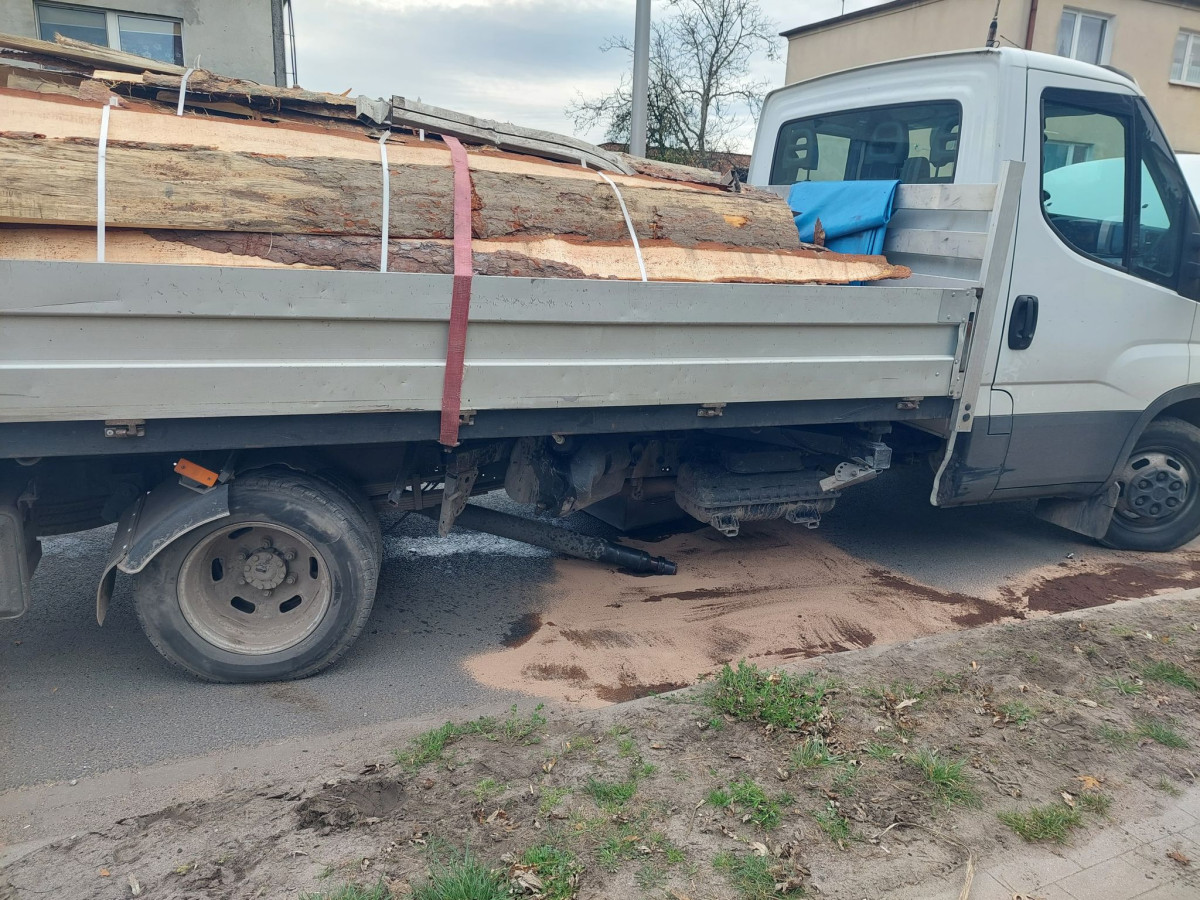 Zderzenie hondy z dostawczakiem w Starych Oborzyskach [ZDJĘCIA]