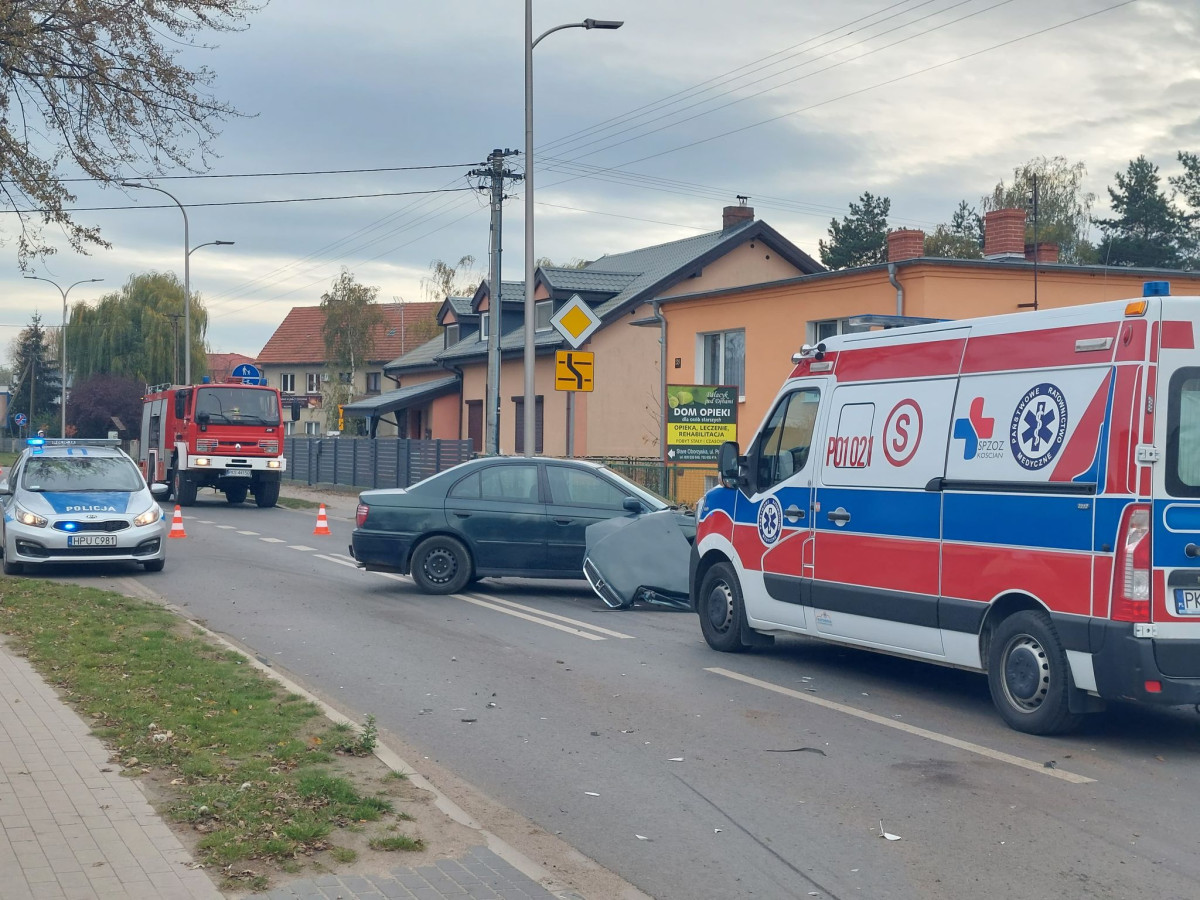 Zderzenie hondy z dostawczakiem w Starych Oborzyskach [ZDJĘCIA]