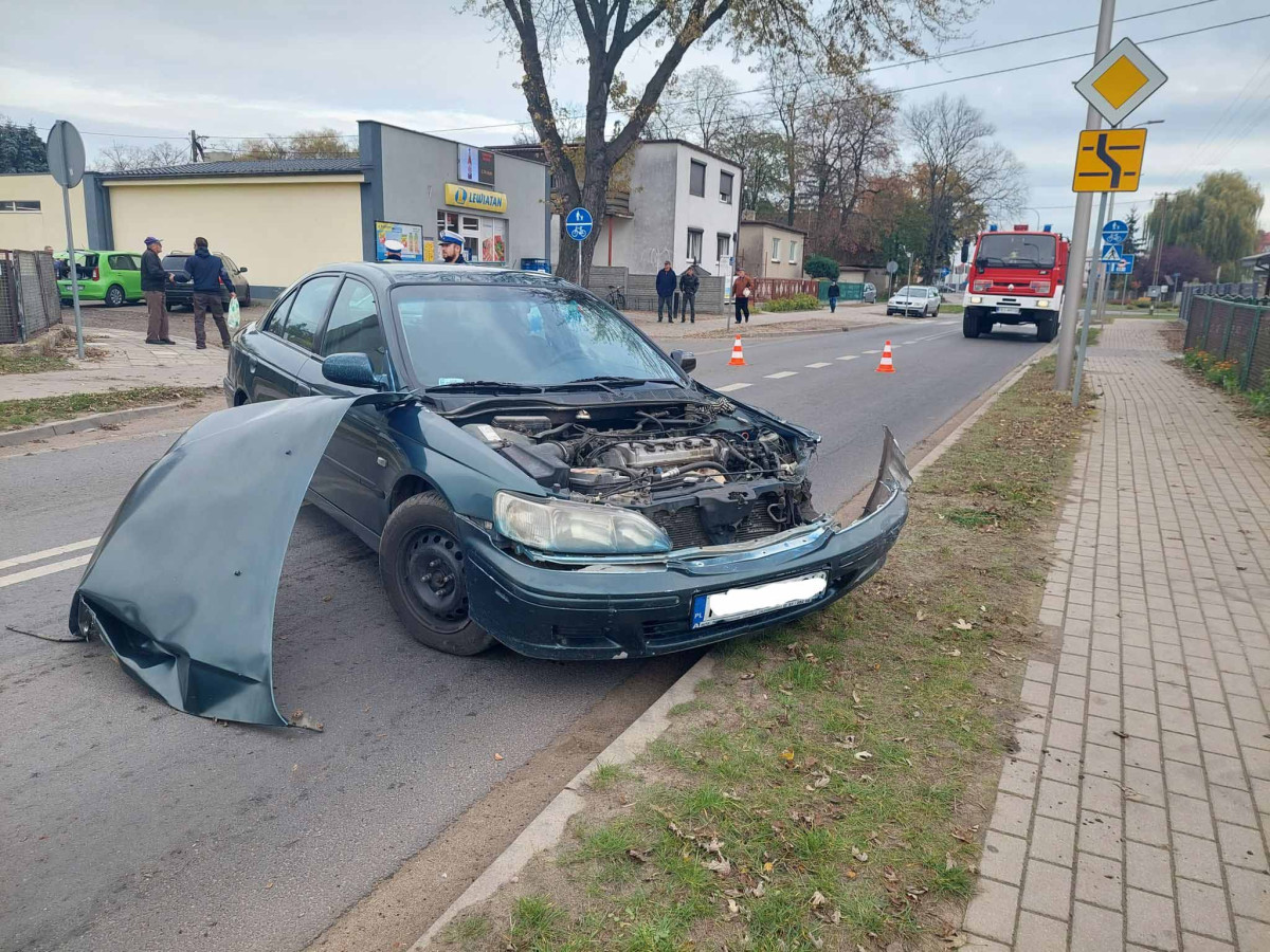 Zderzenie hondy z dostawczakiem w Starych Oborzyskach [ZDJĘCIA]