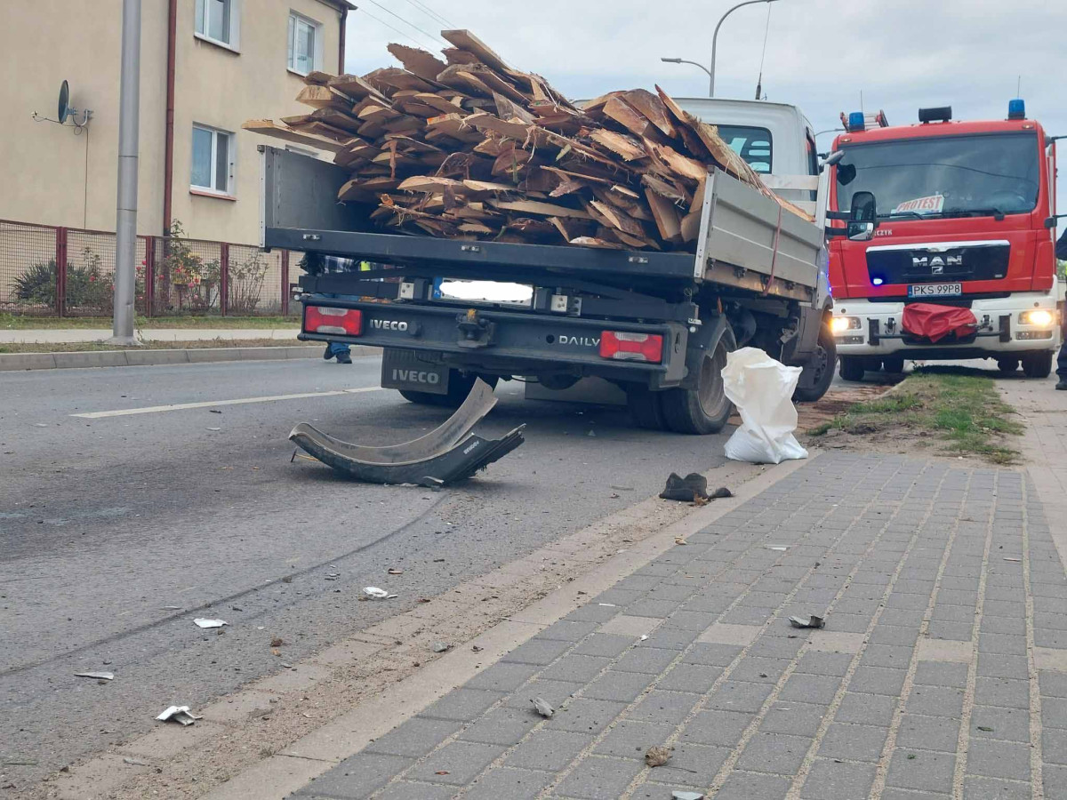 Zderzenie hondy z dostawczakiem w Starych Oborzyskach [ZDJĘCIA]