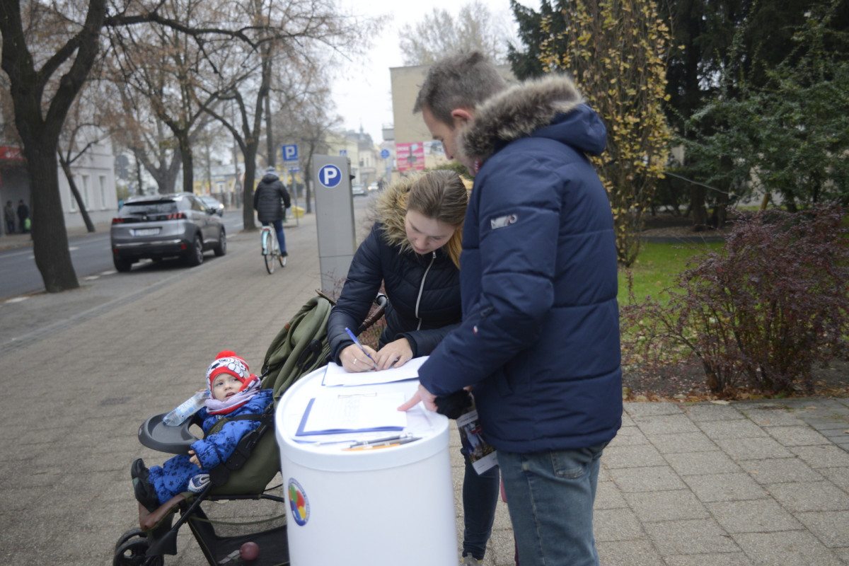 Zbierają podpisy o dofinansowanie in vitro [ZDJĘCIA]