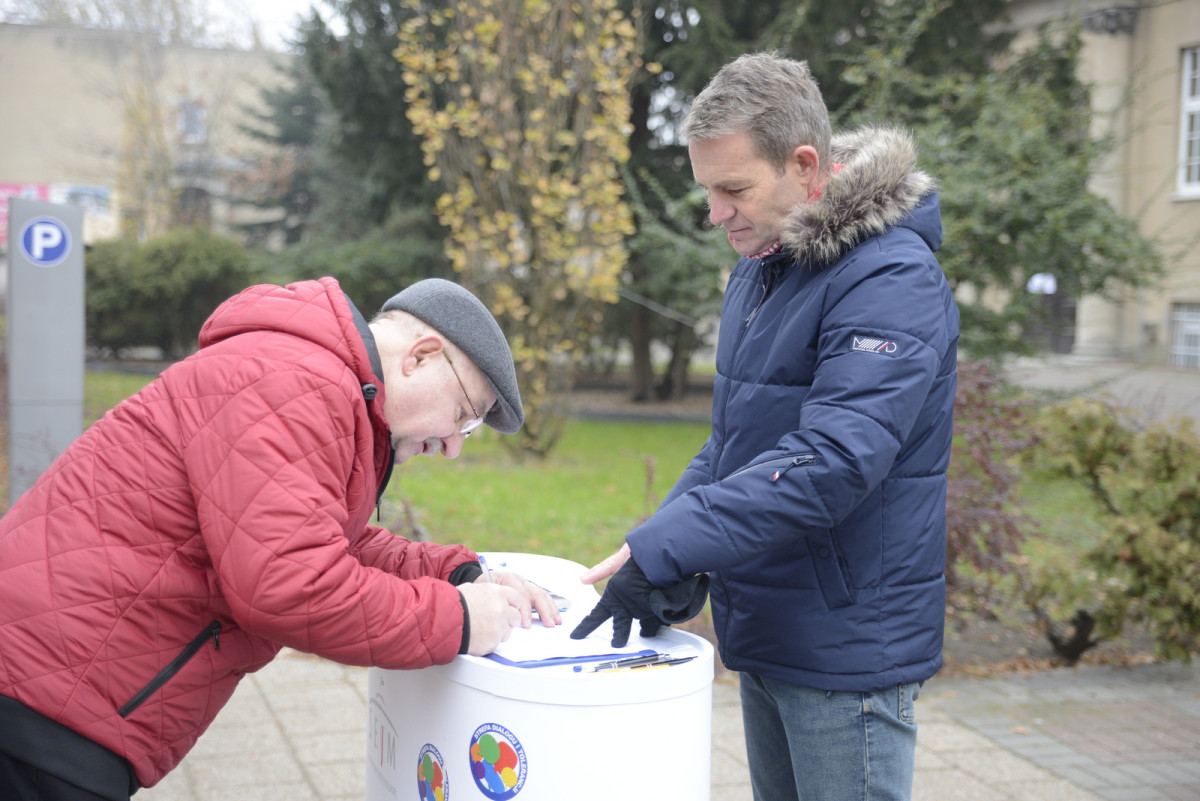 Zbierają podpisy o dofinansowanie in vitro [ZDJĘCIA]