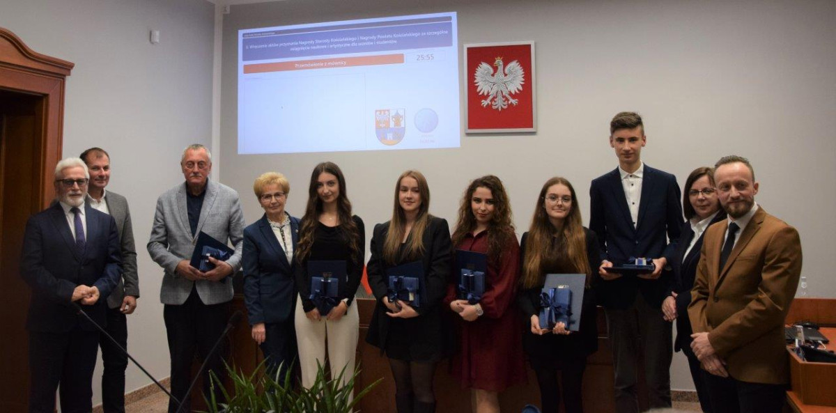 Powiat nagrodził uczniów i studentów [ZDJĘCIA]