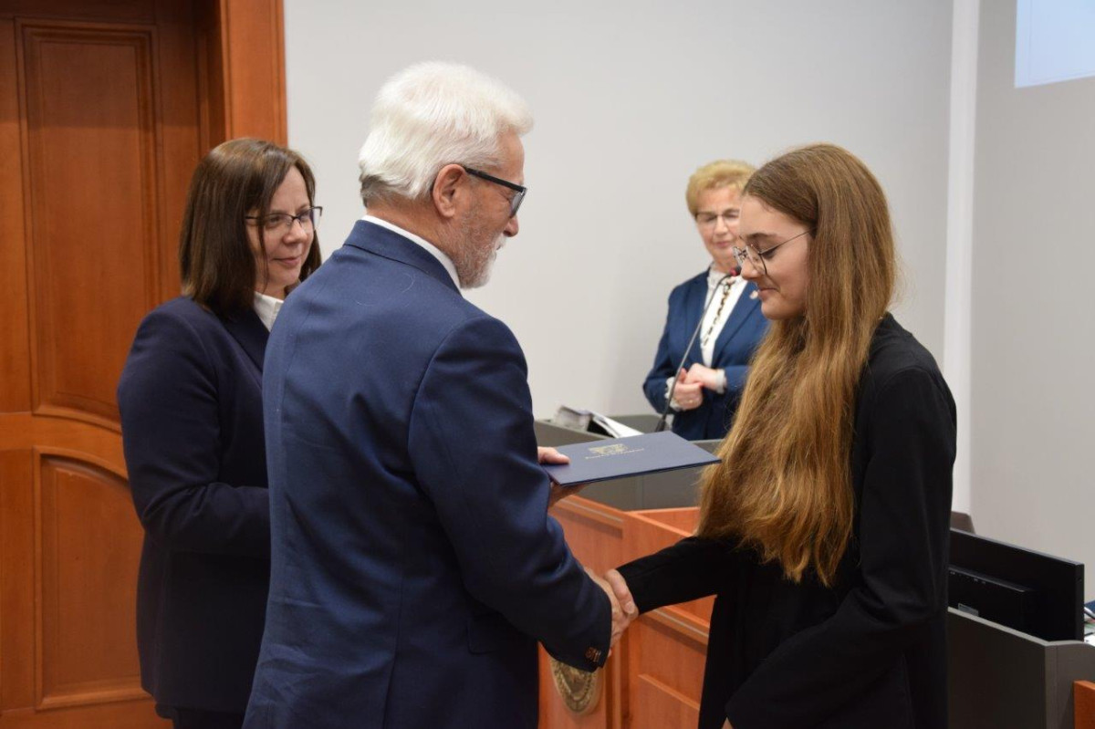 Powiat nagrodził uczniów i studentów [ZDJĘCIA]