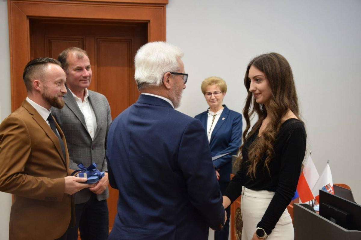 Powiat nagrodził uczniów i studentów [ZDJĘCIA]