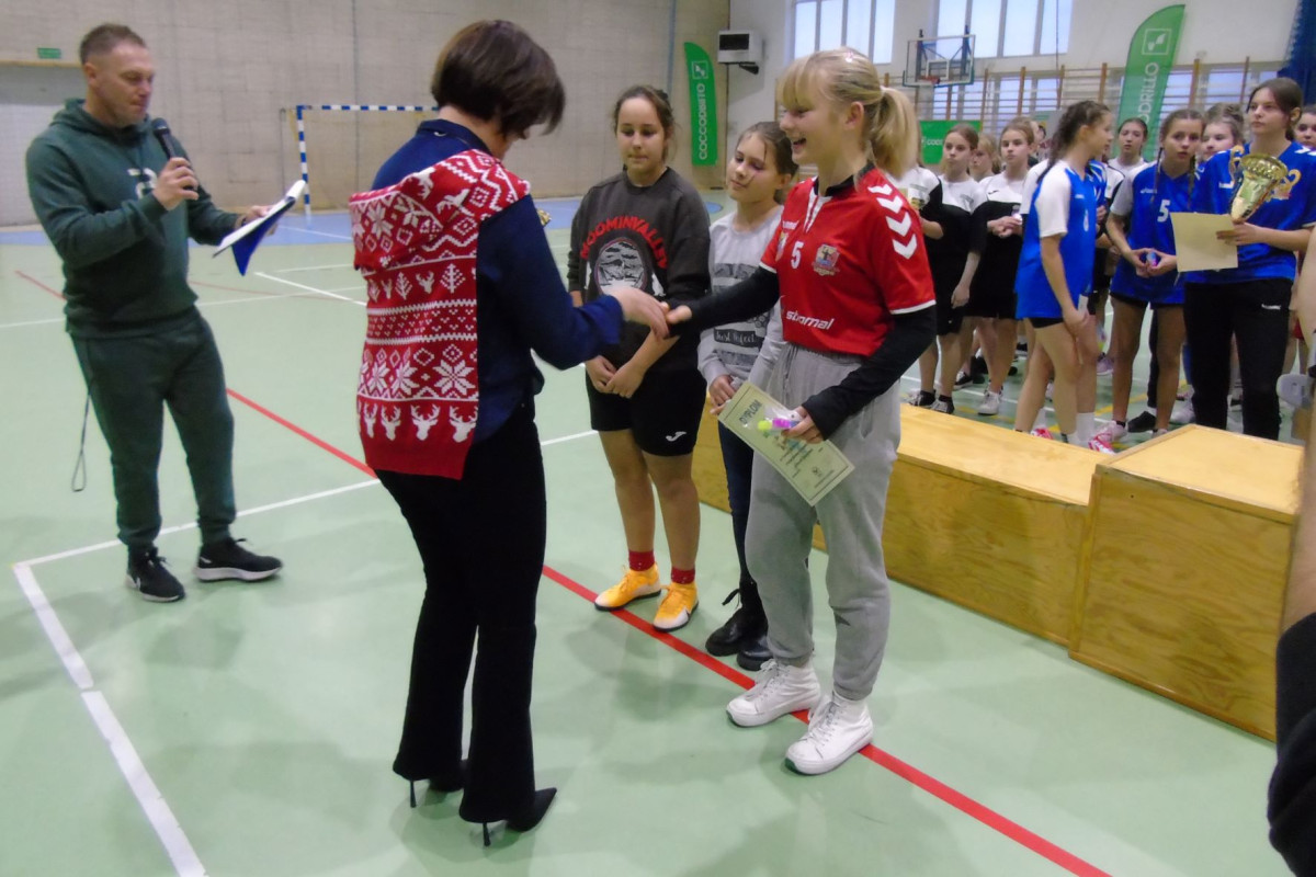 Turniej piłki ręcznej dziewcząt w Starych Oborzyskach [ZDJĘCIA]