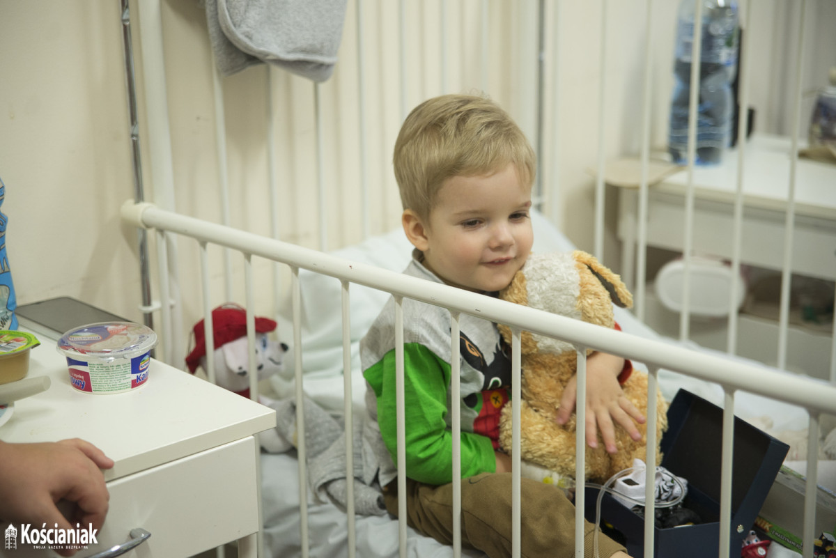 Święty Mikołaj odwiedził dzieci w szpitalu w Kościanie [ZDJĘCIA]