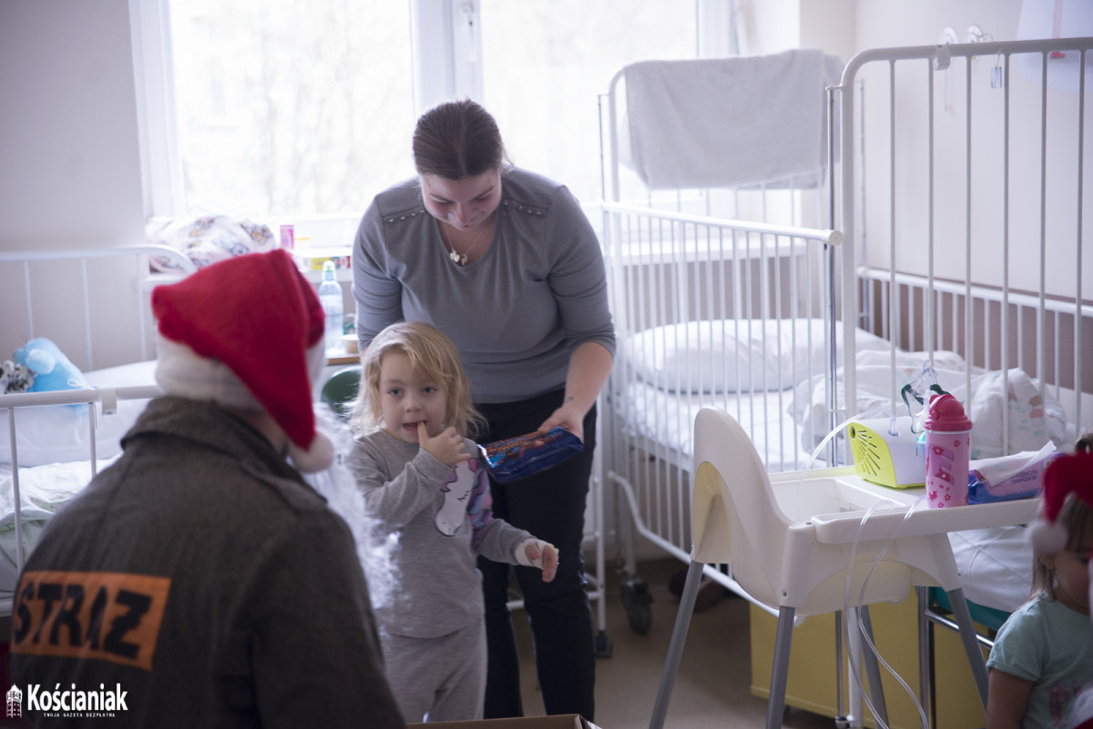 Święty Mikołaj odwiedził dzieci w szpitalu w Kościanie [ZDJĘCIA]