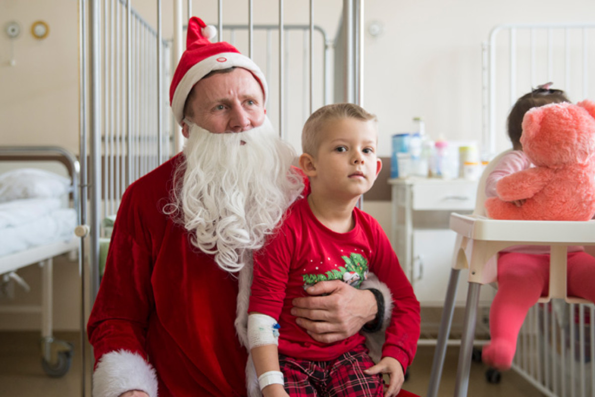 Święty Mikołaj odwiedził dzieci w szpitalu w Kościanie [ZDJĘCIA]