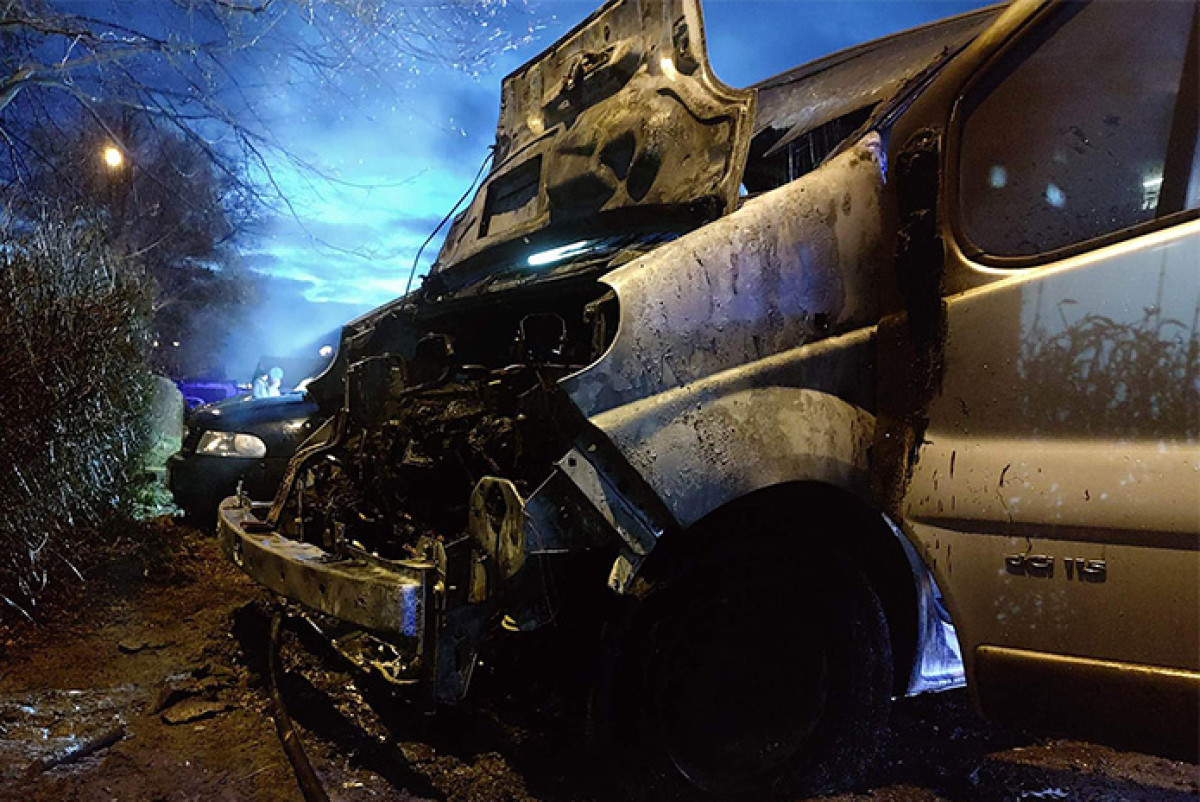 Pożar busa w Śmiglu. Kierowca został poparzony [ZDJĘCIA]