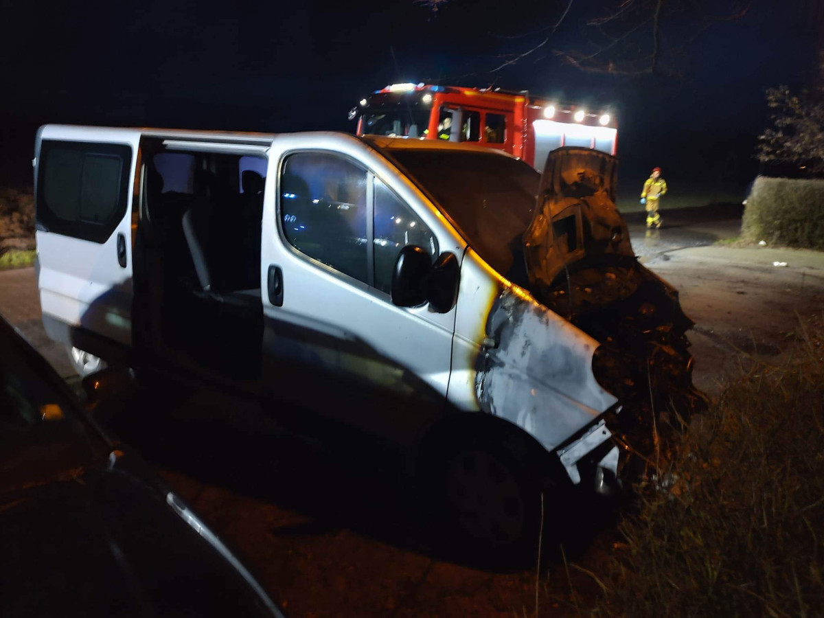Pożar busa w Śmiglu. Kierowca został poparzony [ZDJĘCIA]