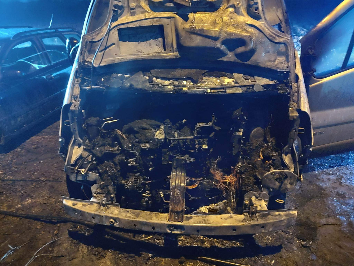 Pożar busa w Śmiglu. Kierowca został poparzony [ZDJĘCIA]